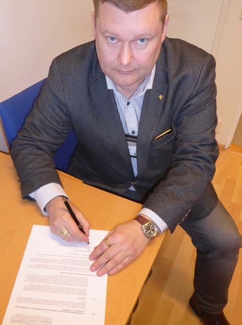 Signeeraus_Puhenjohtaja_Surkka_Kuva_AstaRuuskanen